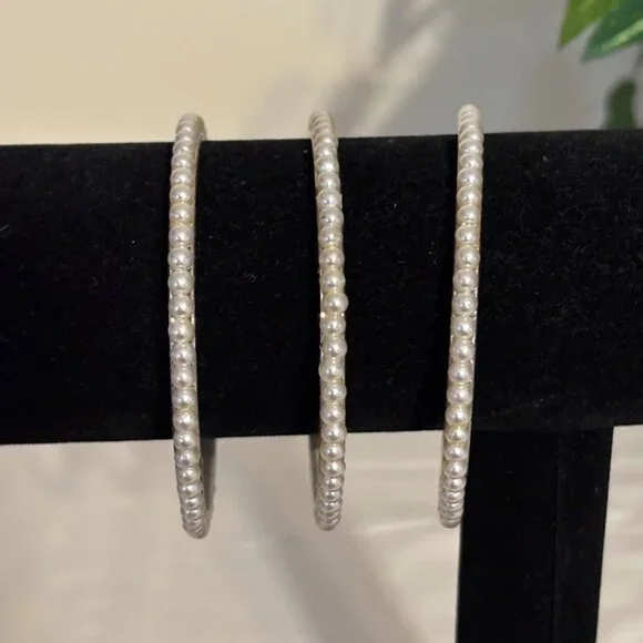 Beautiful Pearl in Silver Tone a set of 3 Bracelets (size 8) with pouch - Picture 7 of 12